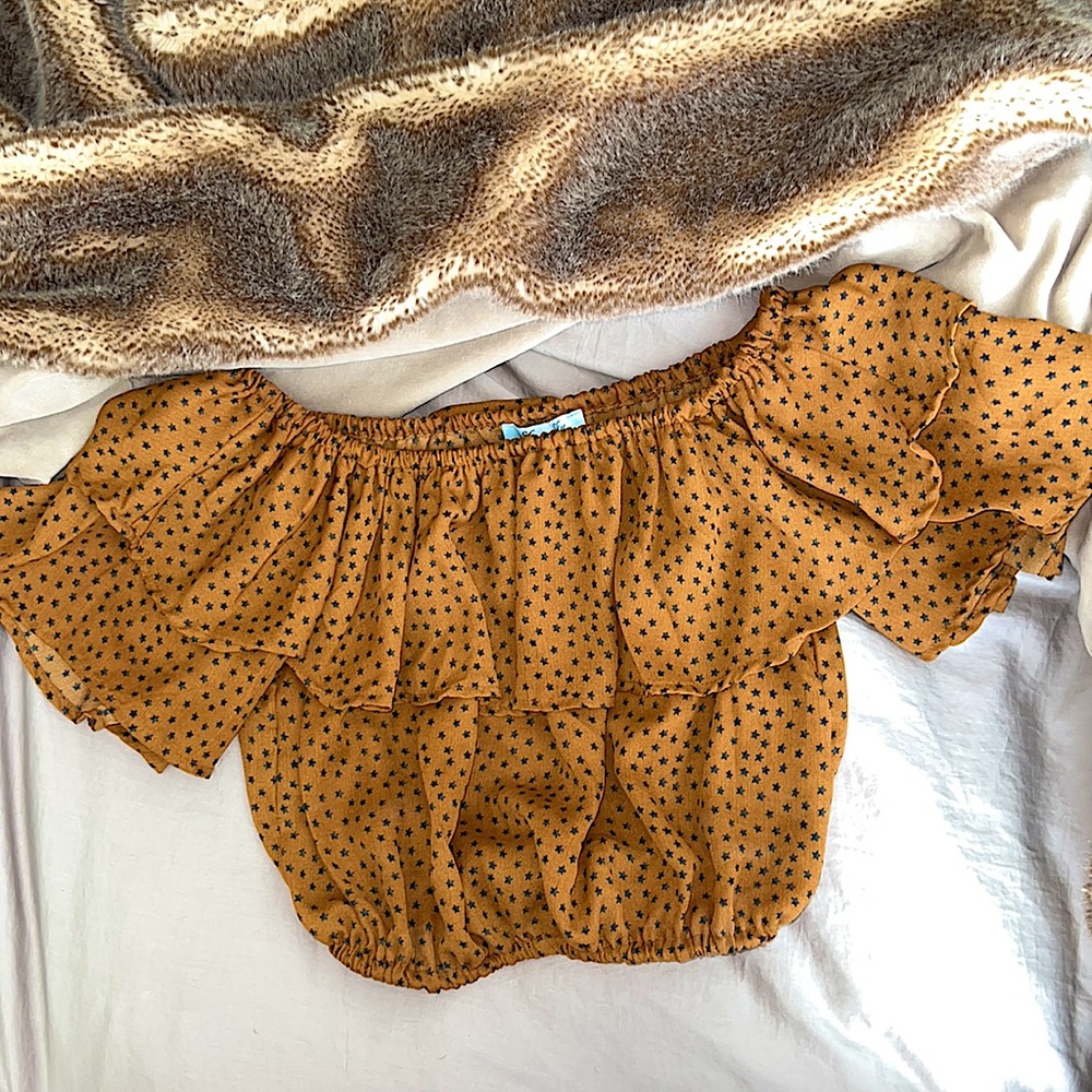 She + Sky Off-the-Shoulder Ruffle Crop - Picture 7 of 11